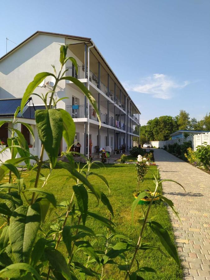 Balcony Hotel Zaliznyy Port Exterior photo