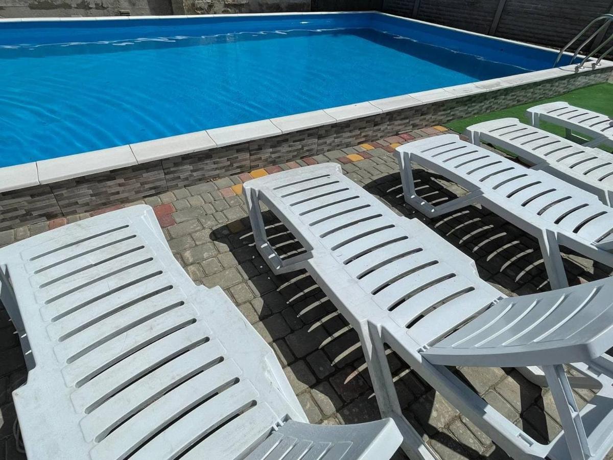 Balcony Hotel Zaliznyy Port Exterior photo