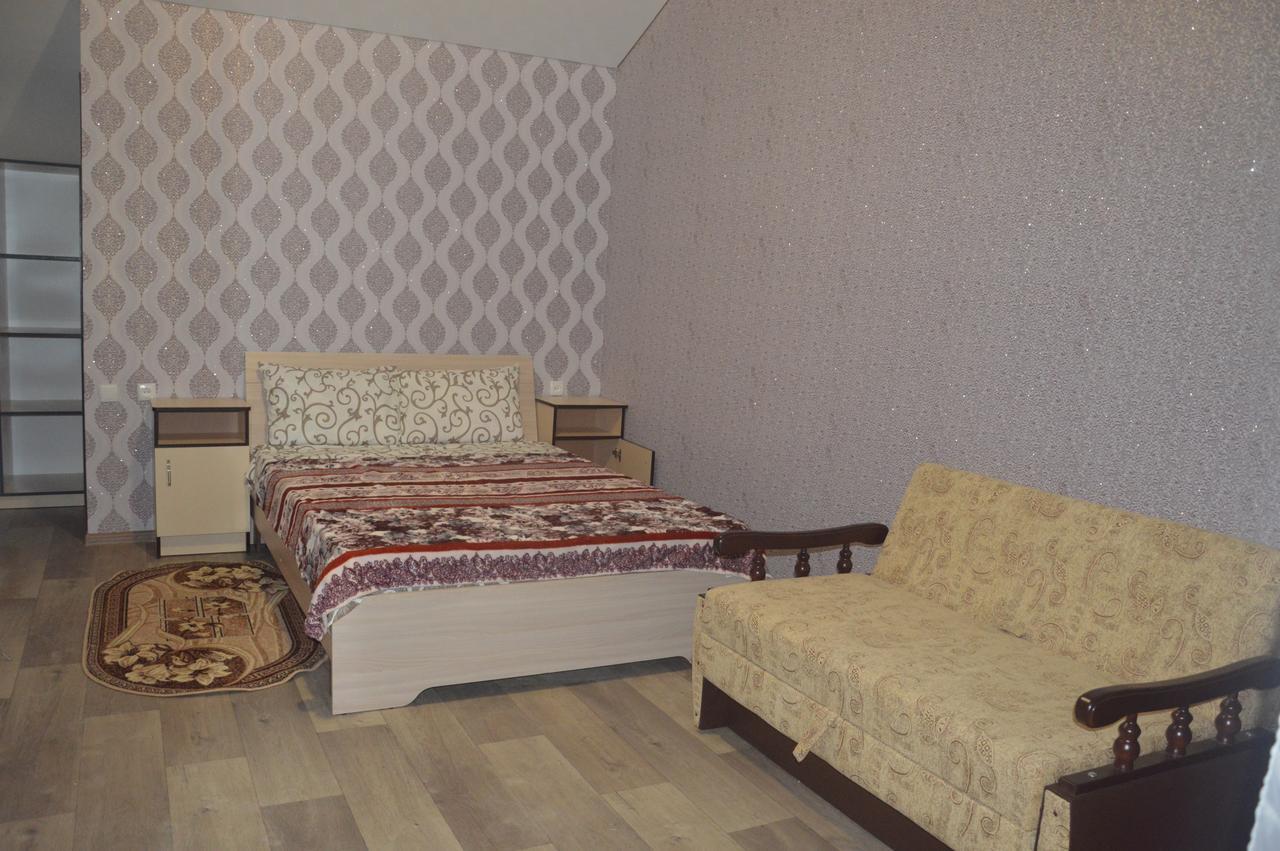 Balcony Hotel Zaliznyy Port Exterior photo