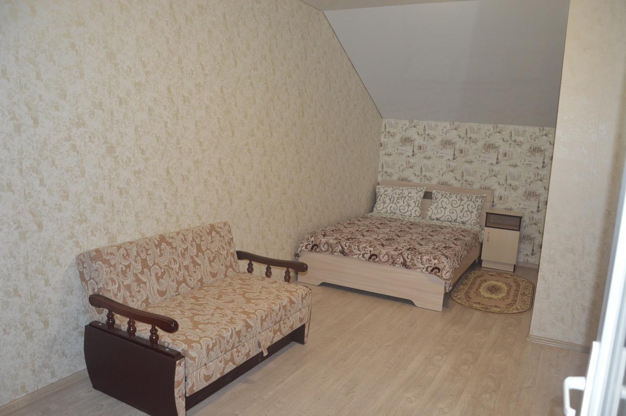 Balcony Hotel Zaliznyy Port Exterior photo
