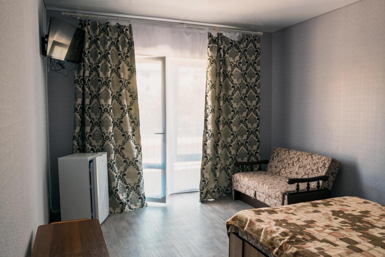 Balcony Hotel Zaliznyy Port Exterior photo